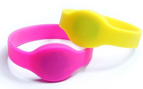 ISO 14443 A 13.56 Mhz Rfid Wristband Silicone PVC RFID Enabled Wristband